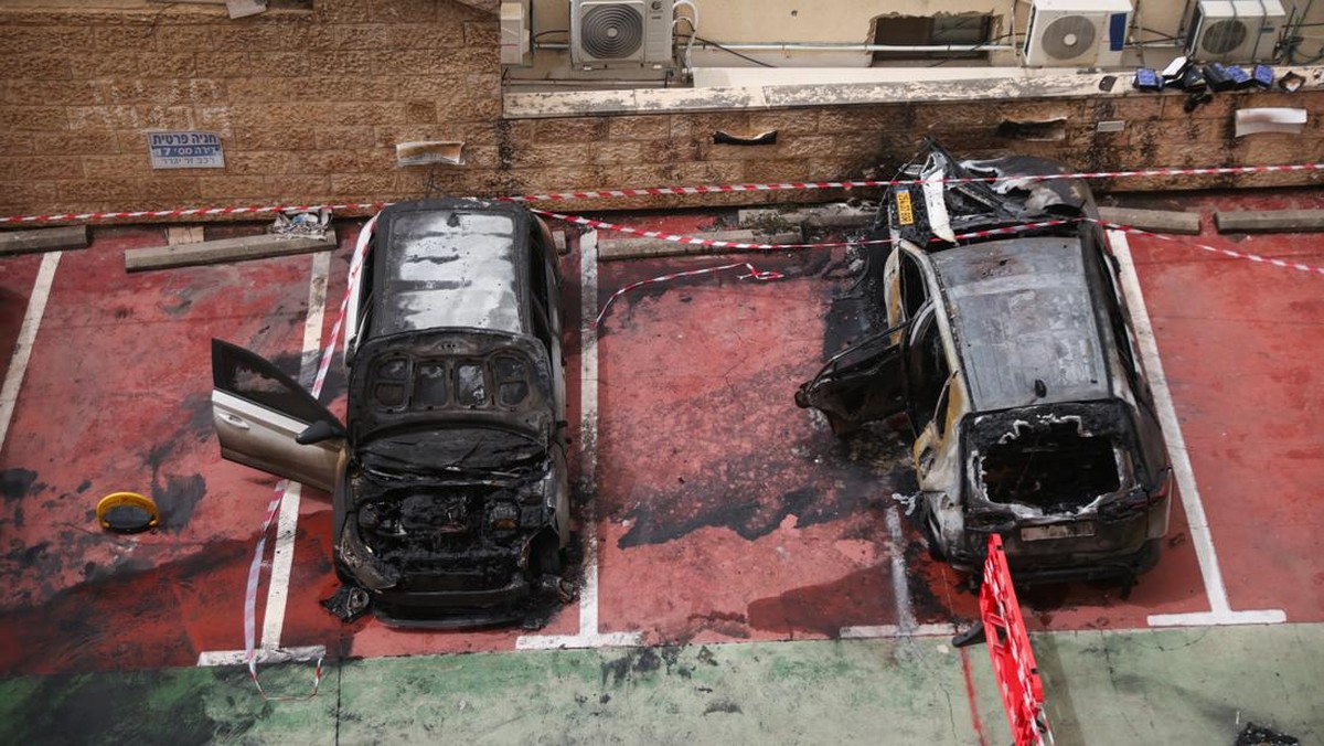 Rudal Iran Jatuh di Israel Utara, Mobil Hangus