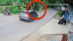 Kronologi Mobil di Maros Tabrak Pesepeda hingga Terpelanting ke Udara