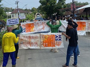 Momen Dirut BULOG Dihadang Petani saat Menuju Pabrik Tebu di Blora