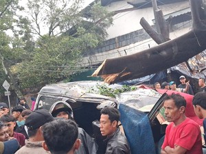 Bandung Raya Sepekan: Petaka Hujan Angin Tewaskan Pengendara