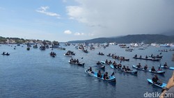 Terik Tak Halangi Umat, Doa Rosario Iringi Prosesi Laut Semana Santa