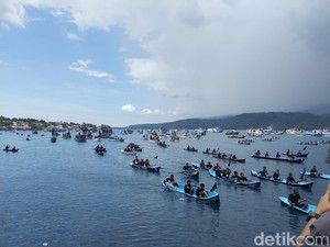 Terik Tak Halangi Umat, Doa Rosario Iringi Prosesi Laut Semana Santa