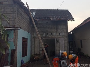 Diterjang Angin Kencang, Belasan Rumah Warga Kota Blitar Rusak