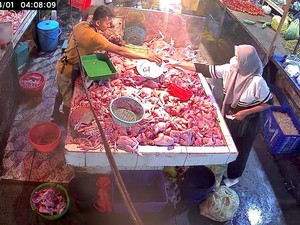 Perempuan Maling Daging Ayam Ditangkap Pedagang Pasar Flamboyan Pontianak