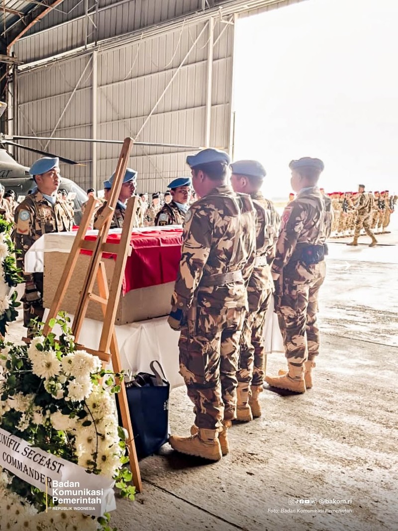 Suasana upacara pelepasan dan penghormatan tiga jenazah personel penjaga perdamaian Indonesia yang tergabung dalam misi United Nations Interim Force in Lebanon (UNIFIL) di Hanggar Lebanese Air Force, Beirut, Lebanon, Kamis (2/4/2026). (Instagram/bakom.ri)