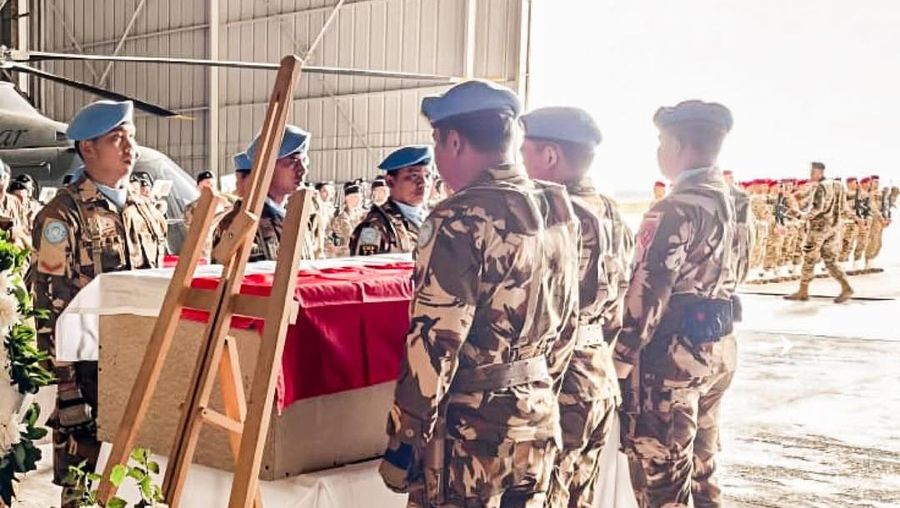 Suasana upacara pelepasan dan penghormatan tiga jenazah personel penjaga perdamaian Indonesia yang tergabung dalam misi United Nations Interim Force in Lebanon (UNIFIL) di Hanggar Lebanese Air Force, Beirut, Lebanon, Kamis (2/4/2026). (Instagram/bakom.ri)