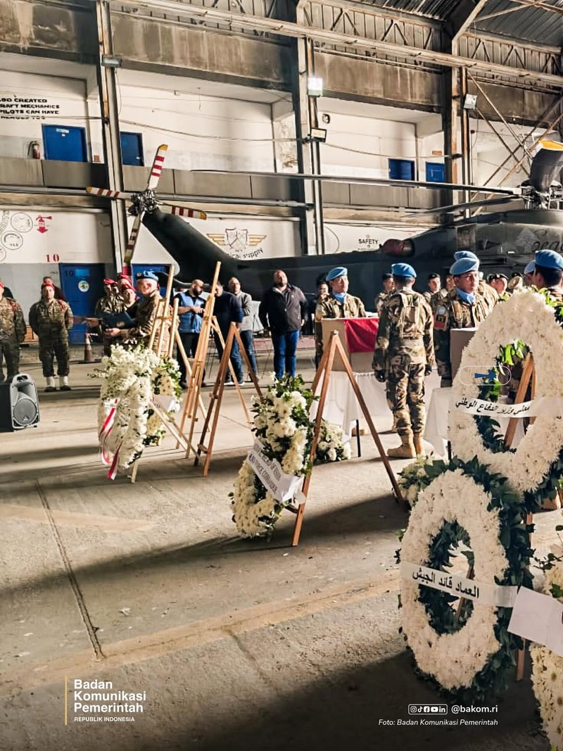 Suasana upacara pelepasan dan penghormatan tiga jenazah personel penjaga perdamaian Indonesia yang tergabung dalam misi United Nations Interim Force in Lebanon (UNIFIL) di Hanggar Lebanese Air Force, Beirut, Lebanon, Kamis (2/4/2026). (Instagram/bakom.ri)