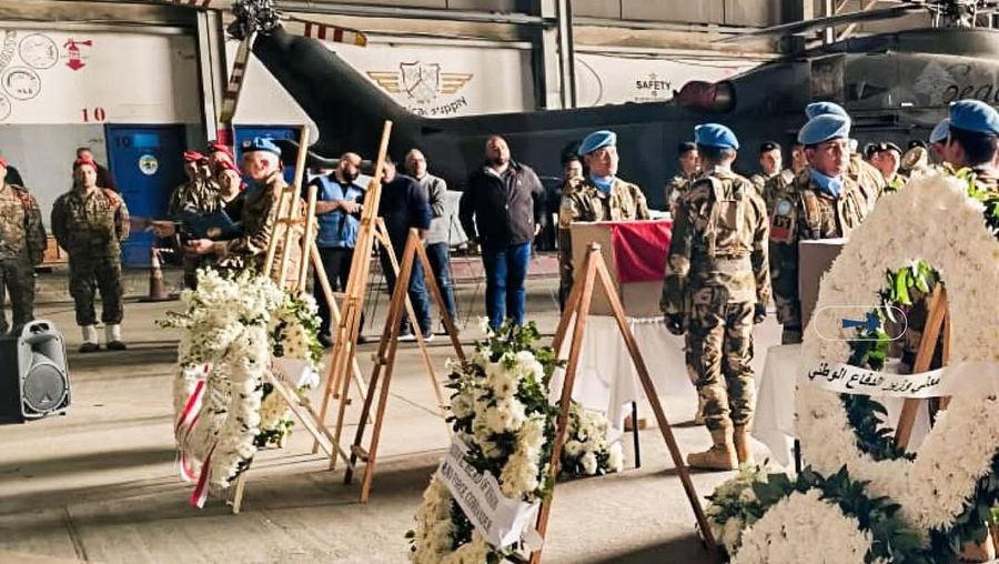 Suasana upacara pelepasan dan penghormatan tiga jenazah personel penjaga perdamaian Indonesia yang tergabung dalam misi United Nations Interim Force in Lebanon (UNIFIL) di Hanggar Lebanese Air Force, Beirut, Lebanon, Kamis (2/4/2026). (Instagram/bakom.ri)