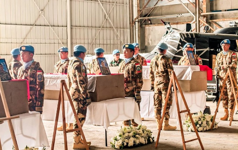 Suasana upacara pelepasan dan penghormatan tiga jenazah personel penjaga perdamaian Indonesia yang tergabung dalam misi United Nations Interim Force in Lebanon (UNIFIL) di Hanggar Lebanese Air Force, Beirut, Lebanon, Kamis (2/4/2026). (Instagram/bakom.ri)
