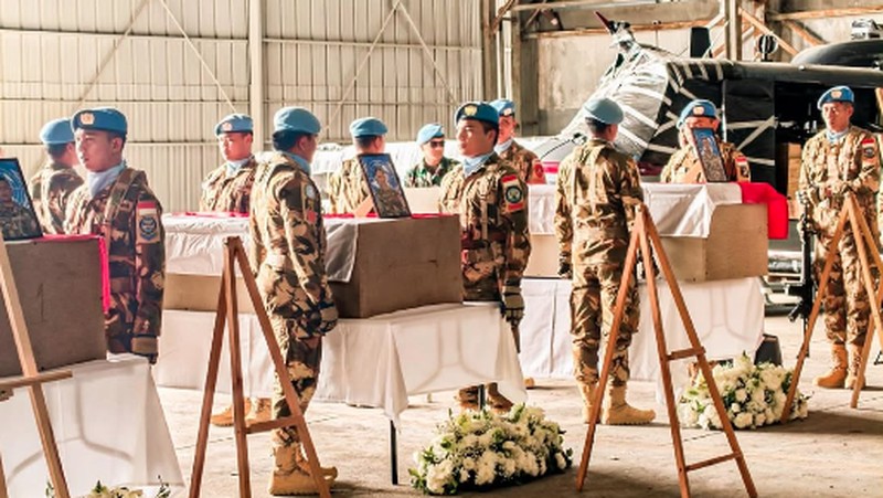 Suasana upacara pelepasan dan penghormatan tiga jenazah personel penjaga perdamaian Indonesia yang tergabung dalam misi United Nations Interim Force in Lebanon (UNIFIL) di Hanggar Lebanese Air Force, Beirut, Lebanon, Kamis (2/4/2026). (Instagram/bakom.ri)