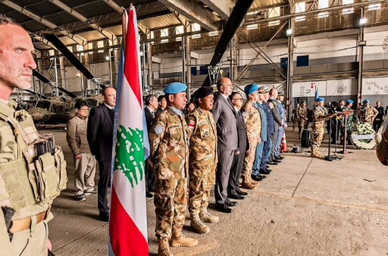Suasana upacara pelepasan dan penghormatan tiga jenazah personel penjaga perdamaian Indonesia yang tergabung dalam misi United Nations Interim Force in Lebanon (UNIFIL) di Hanggar Lebanese Air Force, Beirut, Lebanon, Kamis (2/4/2026). (Instagram/bakom.ri)