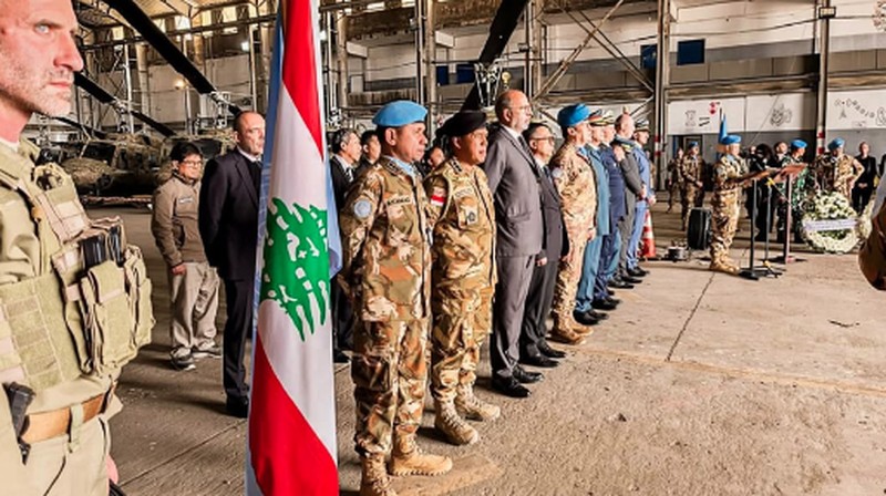Suasana upacara pelepasan dan penghormatan tiga jenazah personel penjaga perdamaian Indonesia yang tergabung dalam misi United Nations Interim Force in Lebanon (UNIFIL) di Hanggar Lebanese Air Force, Beirut, Lebanon, Kamis (2/4/2026). (Instagram/bakom.ri)