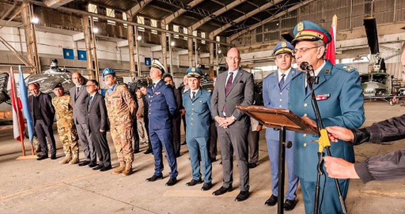 Suasana upacara pelepasan dan penghormatan tiga jenazah personel penjaga perdamaian Indonesia yang tergabung dalam misi United Nations Interim Force in Lebanon (UNIFIL) di Hanggar Lebanese Air Force, Beirut, Lebanon, Kamis (2/4/2026). (Instagram/bakom.ri)