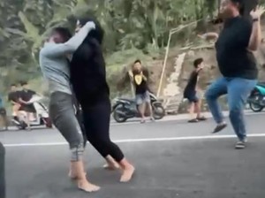 Jadi Tontonan, 2 Wanita di Parepare Berkelahi Diduga gegara Rebutan Cowok