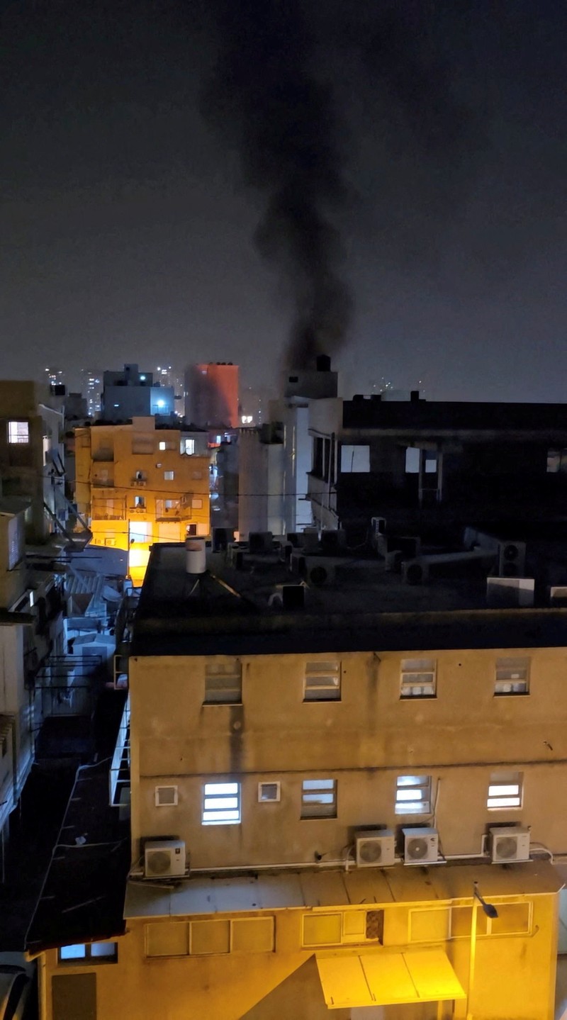 Asap mengepul setelah serangan rudal Iran di Bnei Brak, Israel, Sabtu (4/4/2026). (Video Obtained by Reuters/via REUTERS)