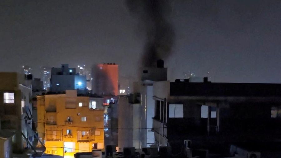 Asap mengepul setelah serangan rudal Iran di Bnei Brak, Israel, Sabtu (4/4/2026). (Video Obtained by Reuters/via REUTERS)