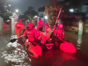 Pondok Hijau Tangsel Masih Banjir, Warga Dievakuasi Pakai Perahu Karet
