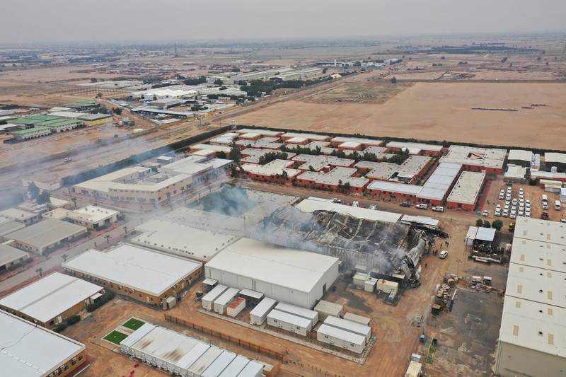 Foto udara menampilkan kerusakan depot minyak milik perusahaan asing usai terkena serangan pesawat tak berawak di sebelah barat Basra, Irak, Sabtu (4/4/2026). (REUTERS/Essam al-Sudani)