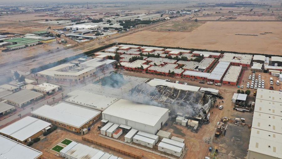 Foto udara menampilkan kerusakan depot minyak milik perusahaan asing usai terkena serangan pesawat tak berawak di sebelah barat Basra, Irak, Sabtu (4/4/2026). (REUTERS/Essam al-Sudani)