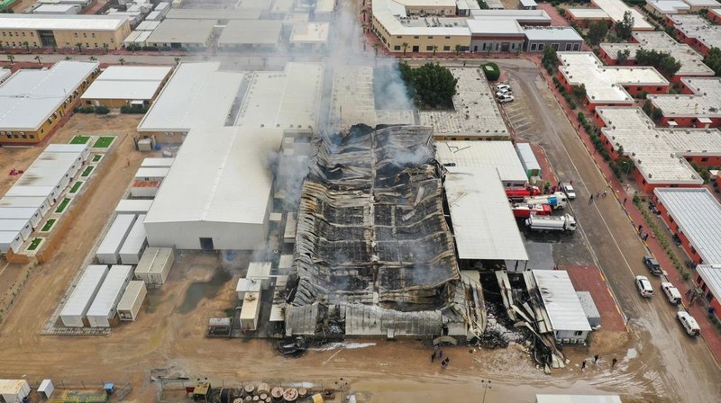 Foto udara menampilkan kerusakan depot minyak milik perusahaan asing usai terkena serangan pesawat tak berawak di sebelah barat Basra, Irak, Sabtu (4/4/2026). (REUTERS/Essam al-Sudani)