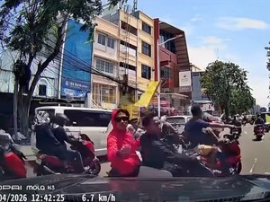 Aksi Arogan Pengiring Jenazah di Jakut: Blokir Jalan-Tendang Mobil