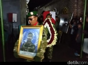 Video Isak Tangis Sambut Kedatangan Jenazah Serka Ichwan di Magelang