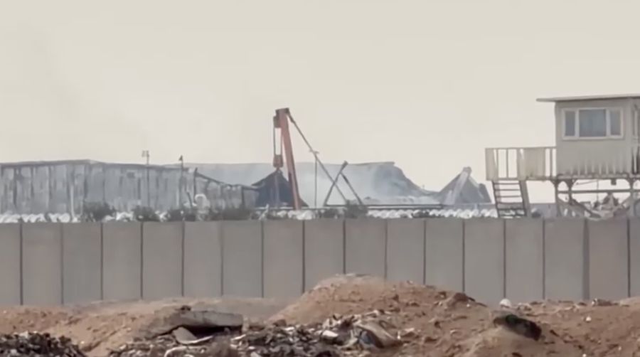 Foto udara menampilkan kerusakan depot minyak milik perusahaan asing usai terkena serangan pesawat tak berawak di sebelah barat Basra, Irak, Sabtu (4/4/2026). (REUTERS/Essam al-Sudani)