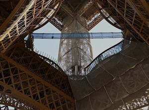 Pemandangan Baru dari Menara Eiffel, Vertigo of the Tower