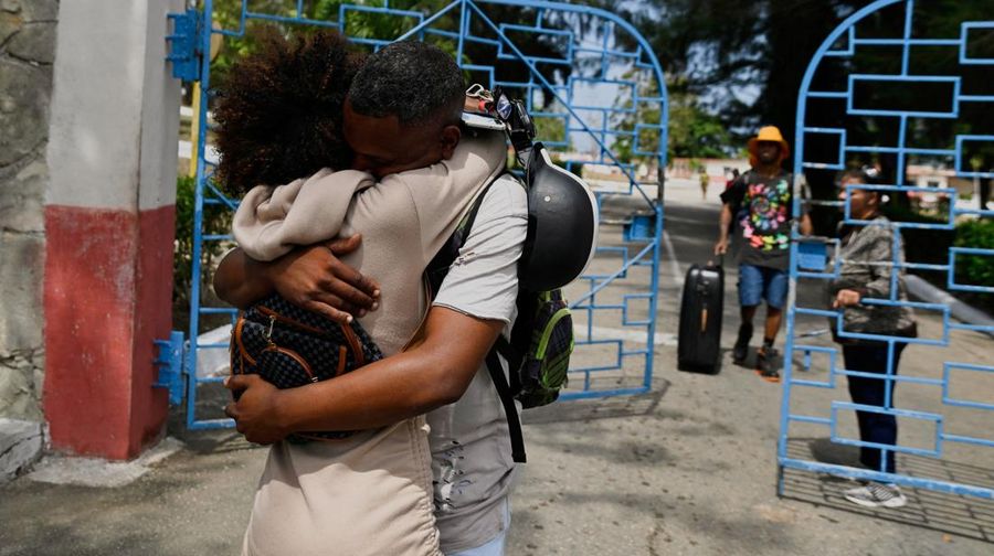 meninggalkan penjara La Lima sebagai bagian dari amnesti untuk lebih dari 2.000 narapidana yang diumumkan oleh pemerintah komunis di tengah pembicaraan dengan pemerintahan Presiden AS Donald Trump, Havana, Kuba, 3 April 2026. (REUTERS/Norlys Perez)
