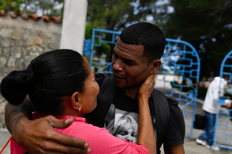 meninggalkan penjara La Lima sebagai bagian dari amnesti untuk lebih dari 2.000 narapidana yang diumumkan oleh pemerintah komunis di tengah pembicaraan dengan pemerintahan Presiden AS Donald Trump, Havana, Kuba, 3 April 2026. (REUTERS/Norlys Perez)