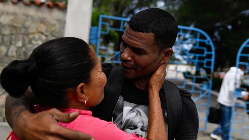 meninggalkan penjara La Lima sebagai bagian dari amnesti untuk lebih dari 2.000 narapidana yang diumumkan oleh pemerintah komunis di tengah pembicaraan dengan pemerintahan Presiden AS Donald Trump, Havana, Kuba, 3 April 2026. (REUTERS/Norlys Perez)