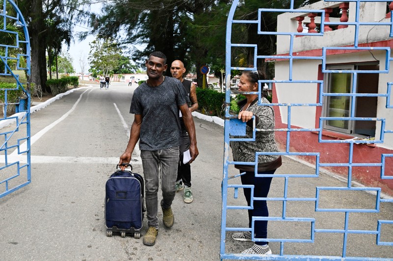 meninggalkan penjara La Lima sebagai bagian dari amnesti untuk lebih dari 2.000 narapidana yang diumumkan oleh pemerintah komunis di tengah pembicaraan dengan pemerintahan Presiden AS Donald Trump, Havana, Kuba, 3 April 2026. (REUTERS/Norlys Perez)