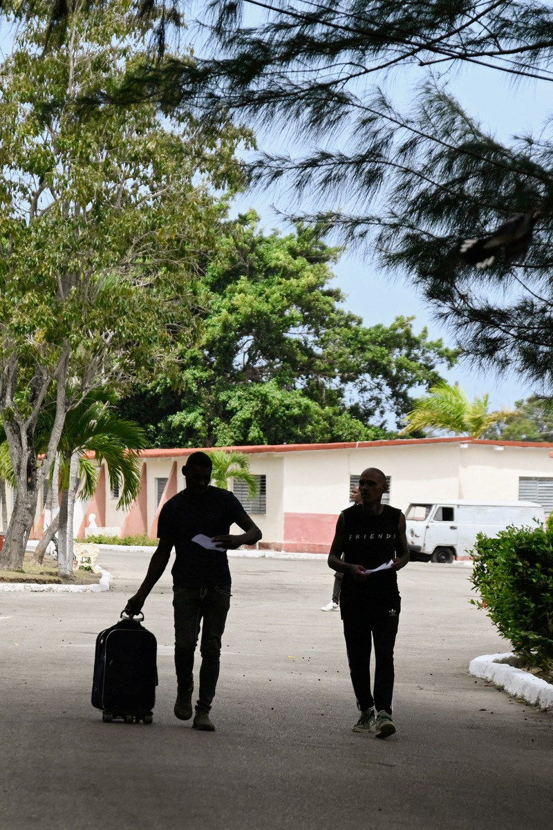 meninggalkan penjara La Lima sebagai bagian dari amnesti untuk lebih dari 2.000 narapidana yang diumumkan oleh pemerintah komunis di tengah pembicaraan dengan pemerintahan Presiden AS Donald Trump, Havana, Kuba, 3 April 2026. (REUTERS/Norlys Perez)