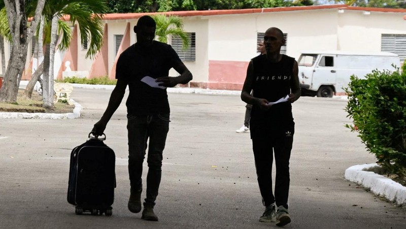 meninggalkan penjara La Lima sebagai bagian dari amnesti untuk lebih dari 2.000 narapidana yang diumumkan oleh pemerintah komunis di tengah pembicaraan dengan pemerintahan Presiden AS Donald Trump, Havana, Kuba, 3 April 2026. (REUTERS/Norlys Perez)