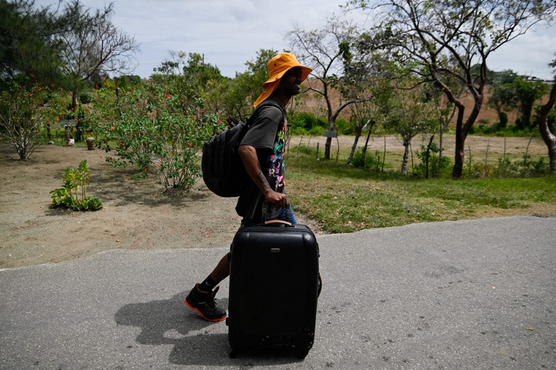 meninggalkan penjara La Lima sebagai bagian dari amnesti untuk lebih dari 2.000 narapidana yang diumumkan oleh pemerintah komunis di tengah pembicaraan dengan pemerintahan Presiden AS Donald Trump, Havana, Kuba, 3 April 2026. (REUTERS/Norlys Perez)
