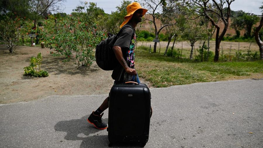 meninggalkan penjara La Lima sebagai bagian dari amnesti untuk lebih dari 2.000 narapidana yang diumumkan oleh pemerintah komunis di tengah pembicaraan dengan pemerintahan Presiden AS Donald Trump, Havana, Kuba, 3 April 2026. (REUTERS/Norlys Perez)