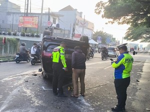 Pengemudi Diduga Microsleep, Fortuner Kecelakaan hingga Terbalik di Cibubur