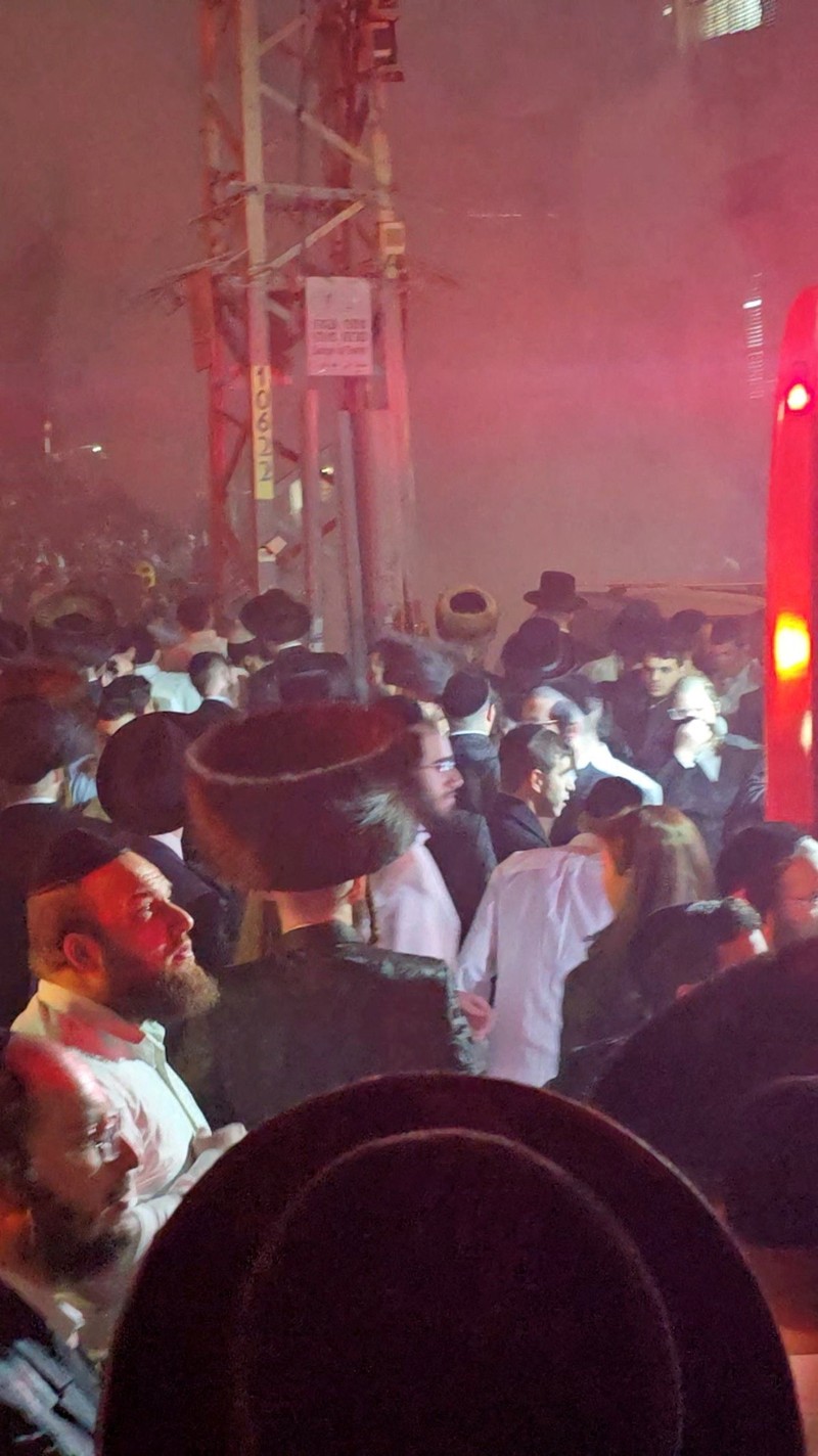 Asap mengepul setelah serangan rudal Iran di Bnei Brak, Israel, Sabtu (4/4/2026). (Video Obtained by Reuters/via REUTERS)