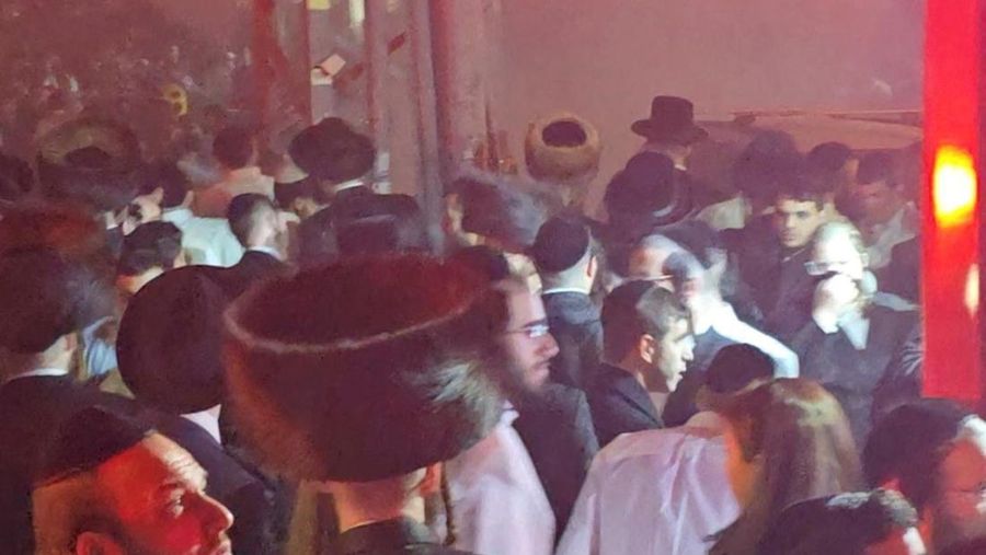 Asap mengepul setelah serangan rudal Iran di Bnei Brak, Israel, Sabtu (4/4/2026). (Video Obtained by Reuters/via REUTERS)