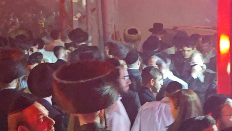 Asap mengepul setelah serangan rudal Iran di Bnei Brak, Israel, Sabtu (4/4/2026). (Video Obtained by Reuters/via REUTERS)