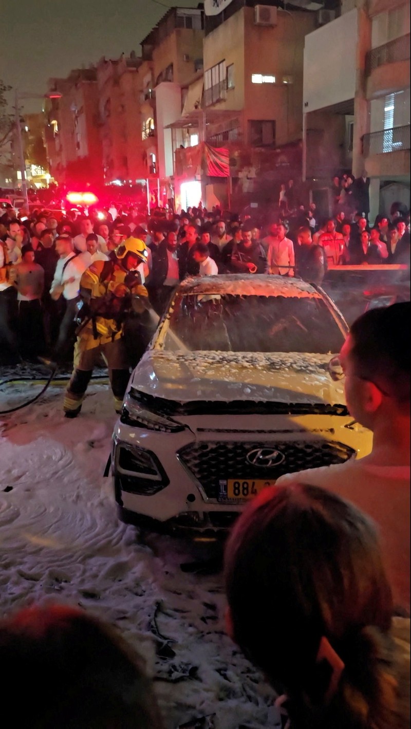 Asap mengepul setelah serangan rudal Iran di Bnei Brak, Israel, Sabtu (4/4/2026). (Video Obtained by Reuters/via REUTERS)