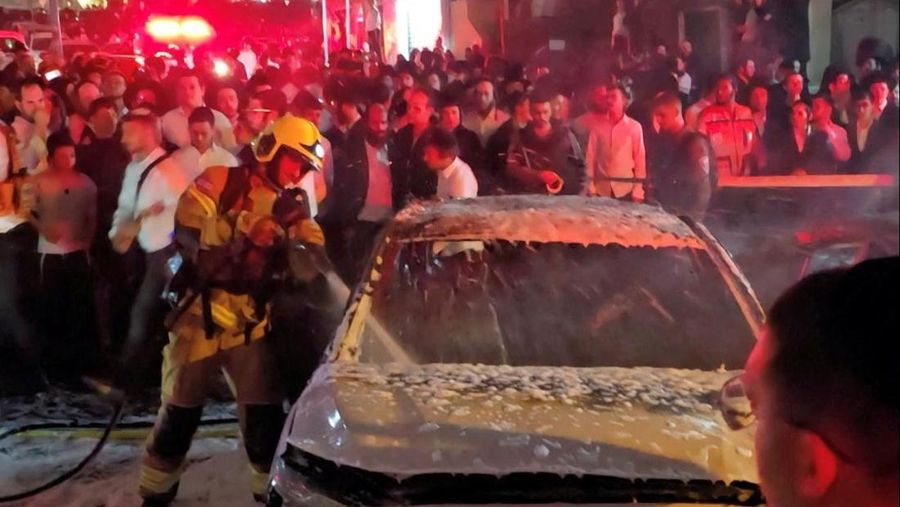 Asap mengepul setelah serangan rudal Iran di Bnei Brak, Israel, Sabtu (4/4/2026). (Video Obtained by Reuters/via REUTERS)