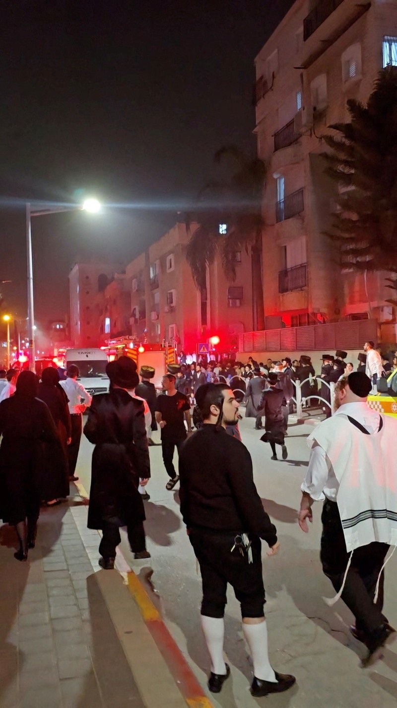 Asap mengepul setelah serangan rudal Iran di Bnei Brak, Israel, Sabtu (4/4/2026). (Video Obtained by Reuters/via REUTERS)