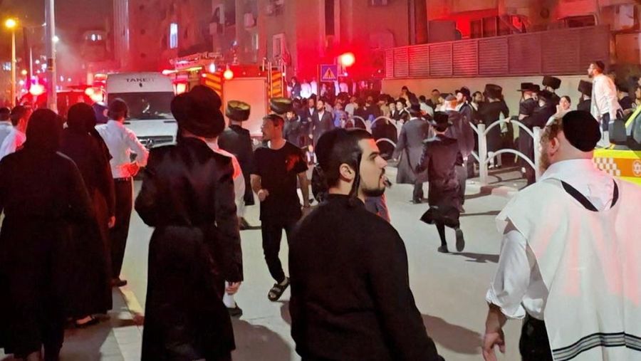 Asap mengepul setelah serangan rudal Iran di Bnei Brak, Israel, Sabtu (4/4/2026). (Video Obtained by Reuters/via REUTERS)