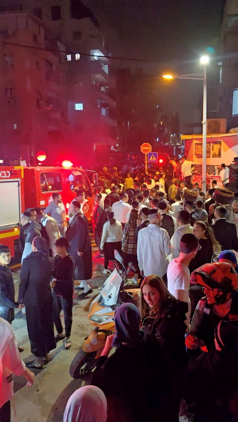 Asap mengepul setelah serangan rudal Iran di Bnei Brak, Israel, Sabtu (4/4/2026). (Video Obtained by Reuters/via REUTERS)