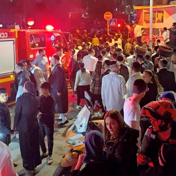 Rudal Iran Hantam Israel, Warga Berhamburan-Asap Mengepul