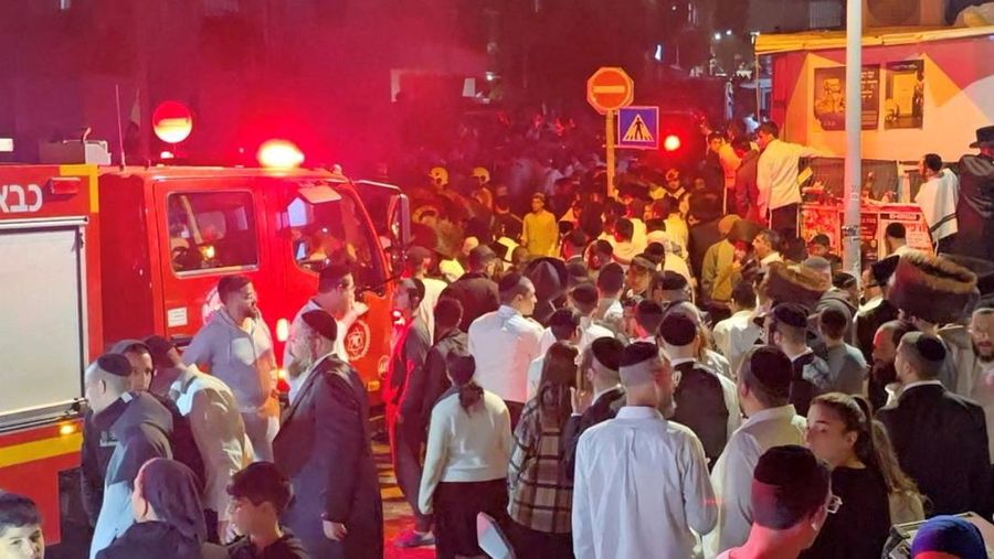 Asap mengepul setelah serangan rudal Iran di Bnei Brak, Israel, Sabtu (4/4/2026). (Video Obtained by Reuters/via REUTERS)