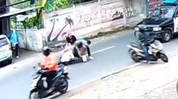 Video: Rekaman CCTV Maling Motor di Lampung Lepaskan Tembakan saat Ditangkap Warga