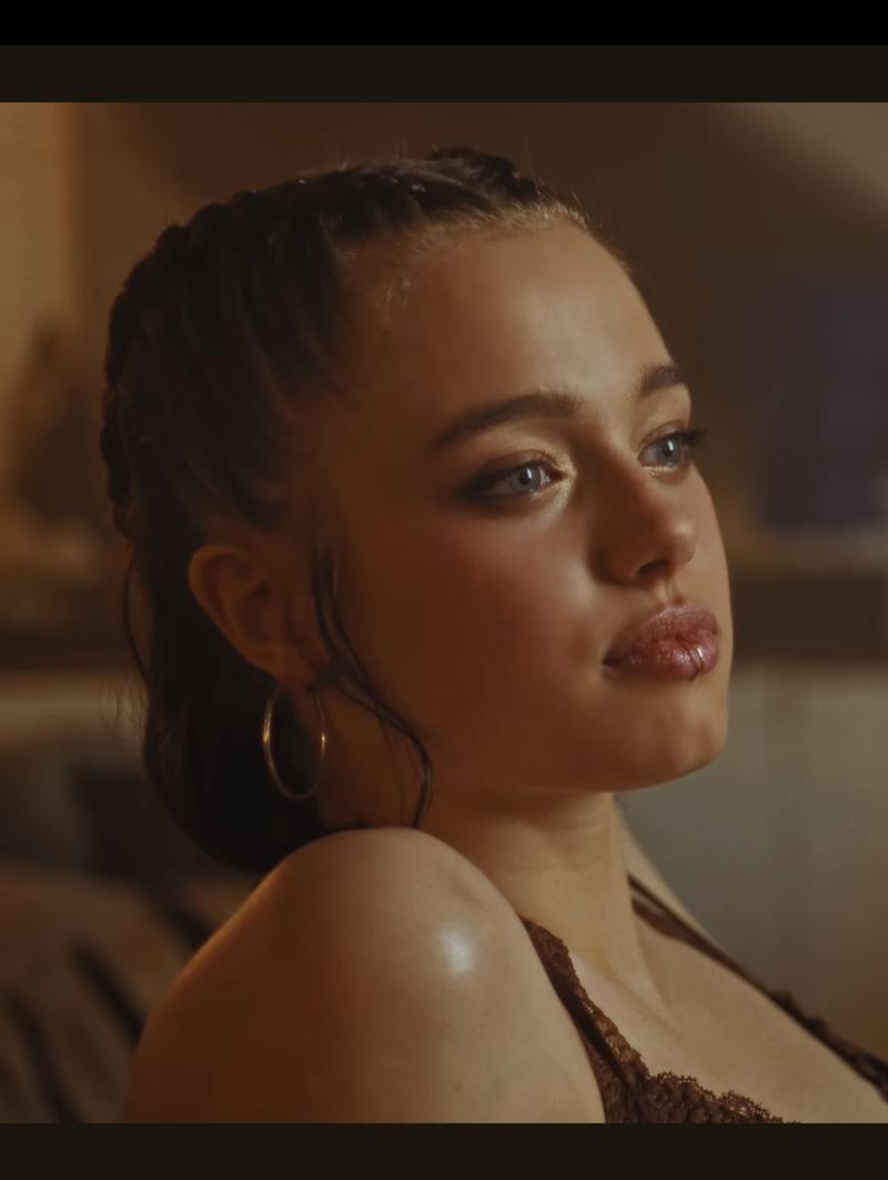 Mirip Angelina Jolie Muda, Visual Shiloh di Video Klip KPop Bikin Takjub