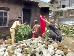 Viral Perjuangan Petugas Buatkan KTP untuk ODGJ di Temanggung